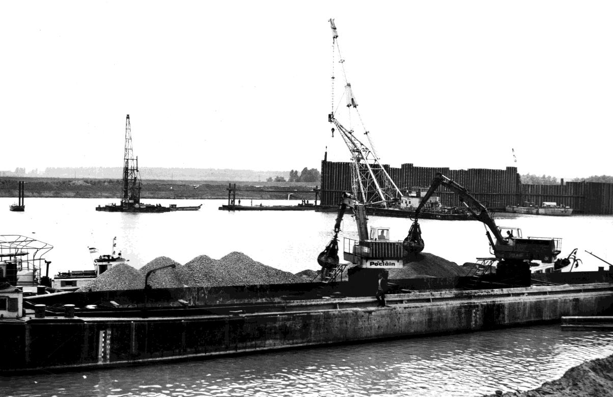 A Tisza hajózási státusza Szerbia és Magyarország között megkötött országközi egyezmény a Tisza hajózásáról (1955.