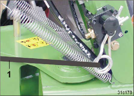Adott esetben tisztítsa meg a hidraulikaaljzatot (38 ábra), ill. a traktoroldali hidraulikacsatlakozót. 5. Csatlakoztassa a hidraulikacsatlakozót a hidraulikaaljzatba.