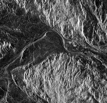 Vénusz hosszú, keskeny csatornák ezek lávacsatornák!