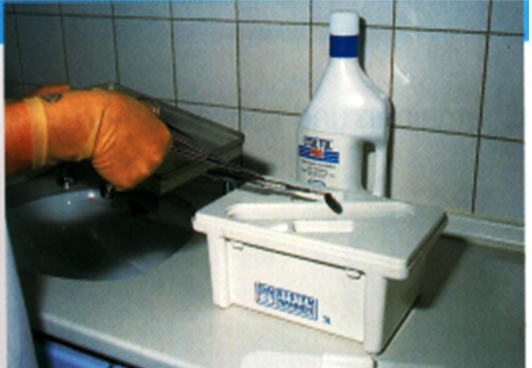 Kezelési zóna A legmagasabb szintű hygiénés területe, ahol a páciens szája, az adott esetben használatban lévő műszerek és anyagok, a kuli helyezkednek el.