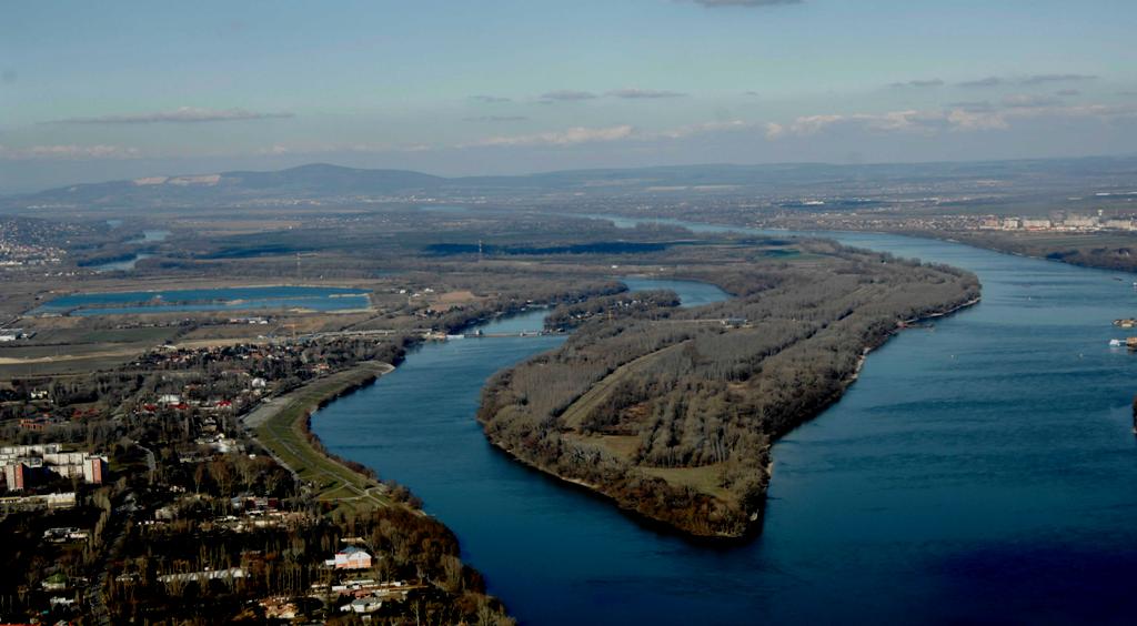 Fővárosi Vízművek Zrt. A főváros és az agglomeráció vízellátásának védelme Giczi István Üzembiztonsági Osztály 2009.