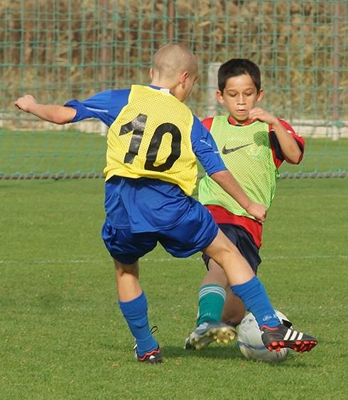 Aerob kapacitás fejlesztése Nem kell szisztematikusnak lennie Játékok alkalmazása (nem szükségszerűen futball specifikus) A gyakorlat helyszínének váltakoztatása Folyamatos figyelem maximum 15-20 -ig