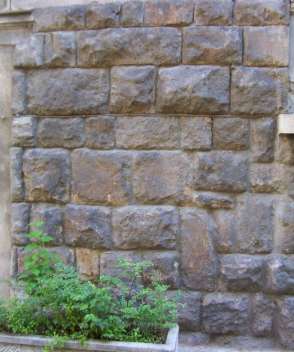 Cyclops-falazat Borosjenői kőből épült fel