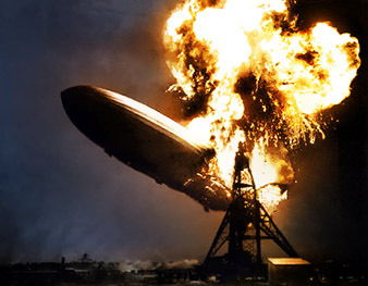 A Hindenburg-katasztrófa 2. A Hindenburg léghajó elégése: 1937. május 3., 19:25 200.000 m 3 hidrogén égett el 34 másodperc alatt Az utasok a ballon belsejében voltak.