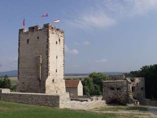 44. A nagyvázsonyi vár alaprajza 43. A nagyvázsonyi vár XVI. századi állapotának rekonstrukciója 45. A nagyvázsonyi vár 46.