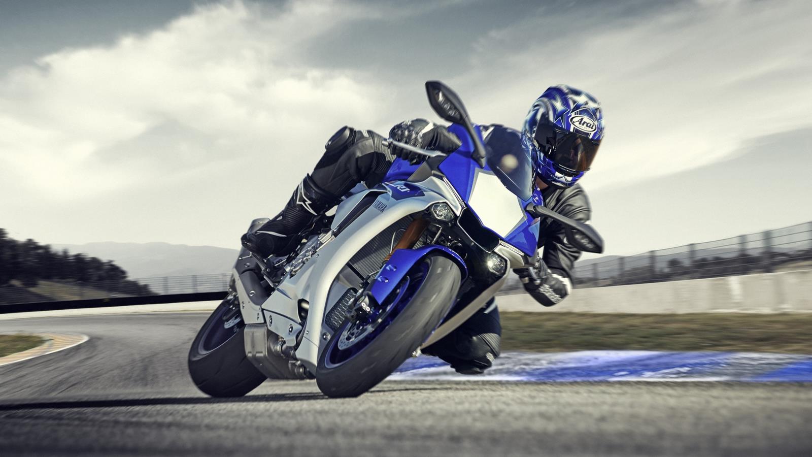 Az új Yamaha YZF-R1. We/R1 - egyek vagyunk Íme, a MotoGP YZR-M1 technológiával felszerelt új generációs R1 modell.