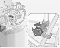Tárolás 73 Kerékpár tartókeret összeszerelése 1. Állítsa a pedálokat az ábrán látható helyzetbe, és helyezze a kerékpárt a legelső keréktartóba.