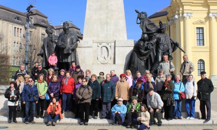 görög katolikus templom parkolójából 7,00 órakor Szervező: Örfi Imre 14 Osvát Erzsébet: Három cimbora Sándor, József, Benedek hozza