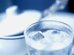 24 Egy edényben víz van, a víz felszínén jégdarab úszik. Hogyan változik a vízszint az edényben, ha a jég elolvad?