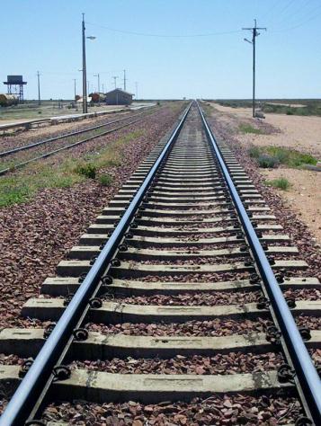 . A világ leghosszabb nyílegyenes vasútvonala (Trans- Australian Railway) az ausztráliai Nullarbor sivatagon át halad Kalgoorlie és Port Augusta városok között.