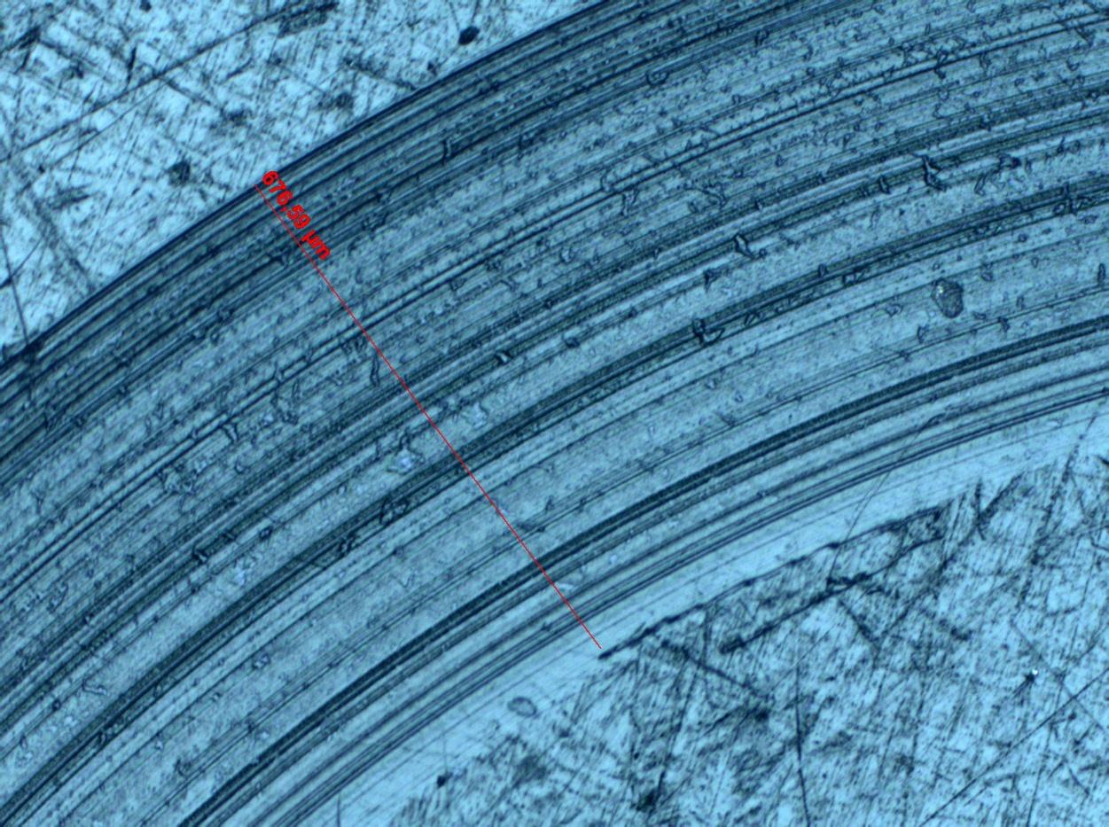 Az M2 minta tribológiai görbéje (kék a koptató fej benyomódási mélysége, piros a