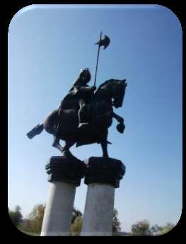 A két pince dombjai között bemélyedő nyeregben áll Szent László 1996. augusztus 31-én felavatott lovas szobra, Mihály Gábor műve.