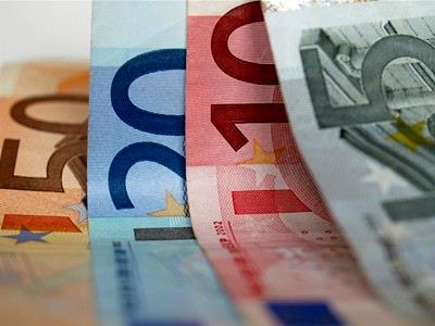 Szlovákiában 2011-től a HÉA (DPH) 20 %, de a gyógyszerekre, egészségügyi eszközökre, könyvekre, kulturális rendezvények belépőjegyeire csökkentett, 10 %-os adó vonatkozik.