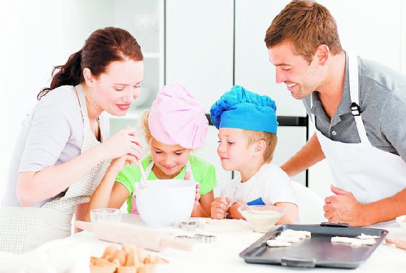 Még jobb lenne, ha bevonnád őket a főzésbe. Így a gyerekek megtanulnának boldogulni a konyhában és megtanulhatják, melyek az egészségesek ételek. 2.