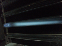 Az alábbi képen egy nitrogénnel töltött csövet gerjesztettem, látható a nitrogén spektrumára jellemző rózsaszín-ibolya fény.