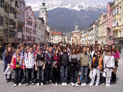 Iskolánk tanulói áprilisban az Innsbruck melletti Hallban töltöttek egy felejthetetlen és tanulságos hetet. Kipróbálhatták és bıvíthették német nyelvtudásukat.