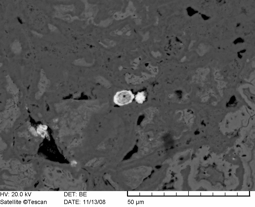 18. ábra: Th tartalmú ásvány (fehér szemcse) elektronmikroszkópos