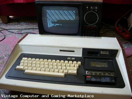 Az iskolai számítástechnika története A 80-as évek eleje 1982-83-ban az iskolákról helyzetelemzés készült. Sorra került a számítástechnika oktatása is.