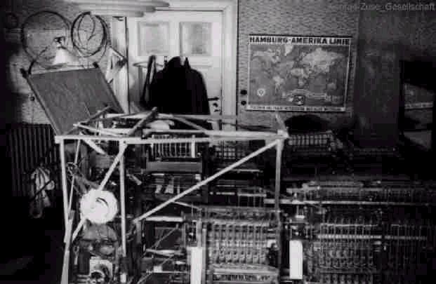 AZ ELEKTROMOSSÁG KORA ELEKTROMECHANIKUS (relés) SZÁMÍTÓGÉPEK Konrad Zuse 1936 és 1938 között otthon, szülei lakásának nappalijában épített Z1 néven az első olyan szabadon programozható számítógépet,