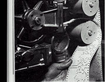 AZ ELEKTROMOSSÁG KORA USA - MARK I. Harvard Mark I. Howard Aiken (1900-1973) fejlesztette ki és az IBM építette meg az Egyesült Államokban ezt a lyukkártyás, relé alapú számítógépet.