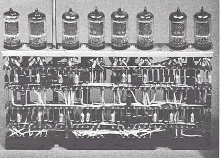 ELSŐ GENERÁCIÓS SZÁMÍTÓGÉPEK AZ ELEKTRONCSŐ Az elektroncsövet 1904-ben találták fel. Felfedezték azt is, hogy nemcsak erősítőként, hanem kapcsolóként is alkalmazható.