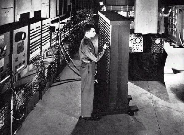 ELSŐ GENERÁCIÓS SZÁMÍTÓGÉPEK ENIAC - az első általános célú digitális számítógép Az ENIAC tervezését a második világháború alatt kezdte el katonai célokra John Presper Mauchly és John William Eckert.
