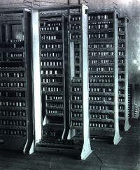 ELSŐ GENERÁCIÓS SZÁMÍTÓGÉPEK NEUMANN HATÁSA 1945-ben a cambridge-i egyetemen (Anglia) elkészült az első elektronikus, tárolt programú számítógép, az EDSAC (Electronic Delay Storage Automatic