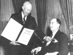 ELSŐ GENERÁCIÓS SZÁMÍTÓGÉPEK NEUMANN HALÁLA Neumann János már a kórházban, súlyos betegen átveszi Eisenhower elnöktől az egyik legnagyobb amerikai kitüntetést, a Medal of Freedomot Neumann amikor