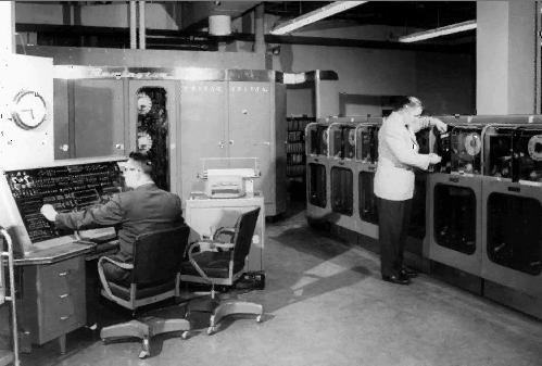 ELSŐ GENERÁCIÓS SZÁMÍTÓGÉPEK UNIVAC Az első kereskedelmi forgalomban is kapható, sorozatban gyártott univerzális számítógép a UNIVAC I. (UNIVersal Automatic Calculator) volt.