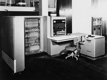 ELSŐ GENERÁCIÓS SZÁMÍTÓGÉPEK AZ ELSŐ IBM GÉPEK 1952-ben jelenik meg az elsõ tárolt programú IBMszámítógép, az IBM-701. Ez a gép volt a hosszú 700-as sorozat elsõ tagja.