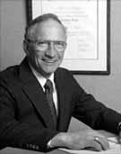 HARMADIK GENERÁCIÓS SZÁMÍTÓGÉPEK 1965-1971 INTEGRÁLT ÁRAMKÖR Jack S. Kilby (1923-2005) Robert Noyce (1928-1990) Az integrált áramkört (IC-t) 1958-ban fedezte fel Jack S.