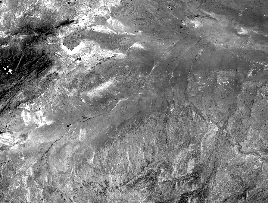 6.2. DIMENZIÓ CSÖKKENTÉS PCA-VAL 125 6.4. ábra. Egy LANDSAT kép RGB sávjainak és az összes sáv elso fo komponensének összehasonlítása. analízis mu ködését. A 6.4. ábrán egy u rfotó példát láthatunk egy LANDSAT kép RGB sávjainak és az összes sáv elso fo komponensének összehasonlítására.