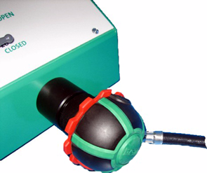 MSA AUER Túlnyomásos készülékek tesztelése Túlnyomásos tömítettségi teszt (1) Kapcsolja ki a túlnyomást. A tüdőautomata készenléti helyzetben van.