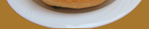 LEVESEK SOUPS SUPPEN Fokhagymakrémleves cipóban Húsleves házi májgombóccal csésze topf Húsleves cérnametélttel 400,- Ft 650,- Ft Meat soup with angel hair noodles Fleischsuppe mit Fadennudeln