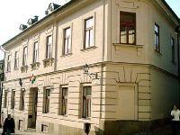 11 A zeneiskola 1953-1981-ig a jelenlegi kis Dobó téren álló Panakoszta-házban működött, majd az épület állagának megromlása miatt átkerült az oktatás a Kossuth Lajos utcai Ferencesrendi