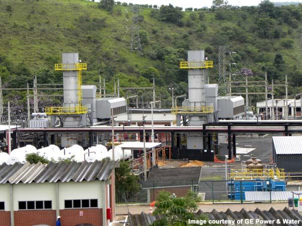 etanolt is lehet tankolni (23/A. ábra), másrészt Brazília Minas Gerais szövetségi államában etanollal működő, 86MW teljesítményű erőmű is üzemel 23/B. ábra. a, Benzin kút Sao Paulóban, Brazília b, Juiz De Fora, etanolos erőmű 23.