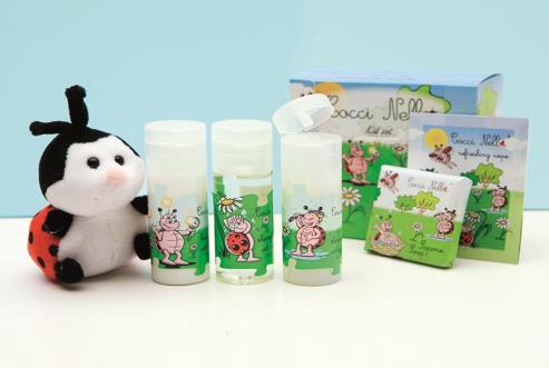 KID SET 1 Shampoo 54 ml 016SCATCOCCINEL 1 Shower gel 54 ml 48 926 1 Body lotion 54 ml 2 pleszé szappan 20 g 026BH012000 Pumpás adagoló 500 ml HAIR & BODY WASH 12 1477 KID SET 1 Shampoo 34 ml