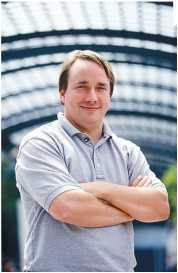 1991 Linus Torvalds a helsinki egyetem diákja - egy UNIX-klónt készített az IBM 386-os gépére és megosztotta az interneten A nevet barátja, Ari Lemmke adta,