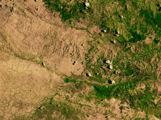 Haiti példája 1923-ban még a 60%-át, 2006-ban 2%-át borították erdők. (Landsat-5 TM, 1998; kép: NASA) Haiti az amerikai kontinensek legszegényebb állama. Folyamatos diktatúra 1934-óta.