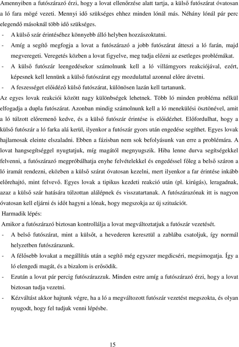 - Amíg a segítő megfogja a lovat a futószárazó a jobb futószárat átteszi a ló farán, majd megveregeti. Veregetés közben a lovat figyelve, meg tudja előzni az esetleges problémákat.