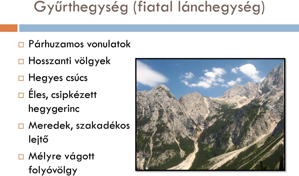 Hegyes csúcs Éles, csipkézett hegygerinc