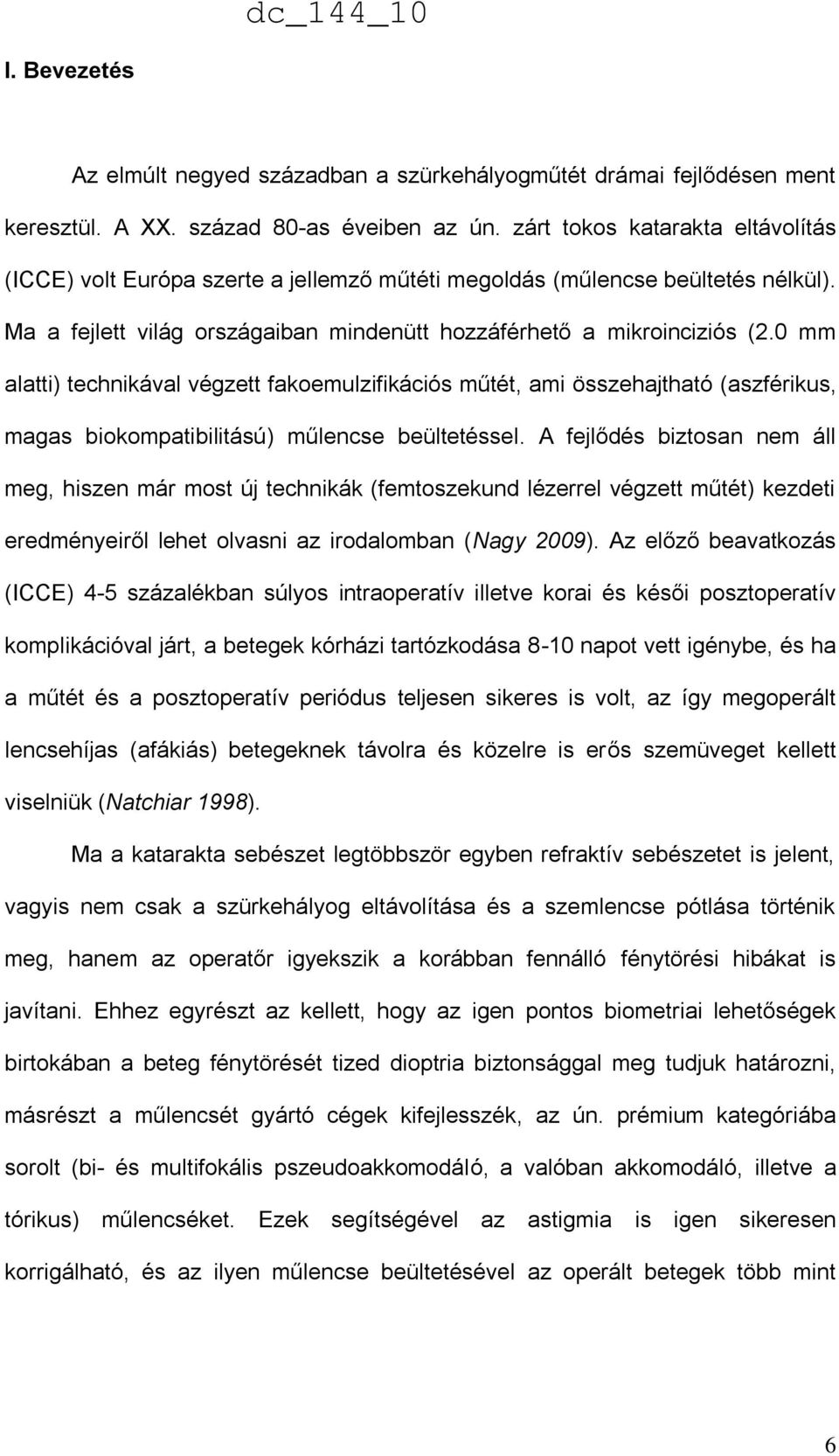 0 mm alatti) technikával végzett fakoemulzifikációs műtét, ami összehajtható (aszférikus, magas biokompatibilitású) műlencse beültetéssel.