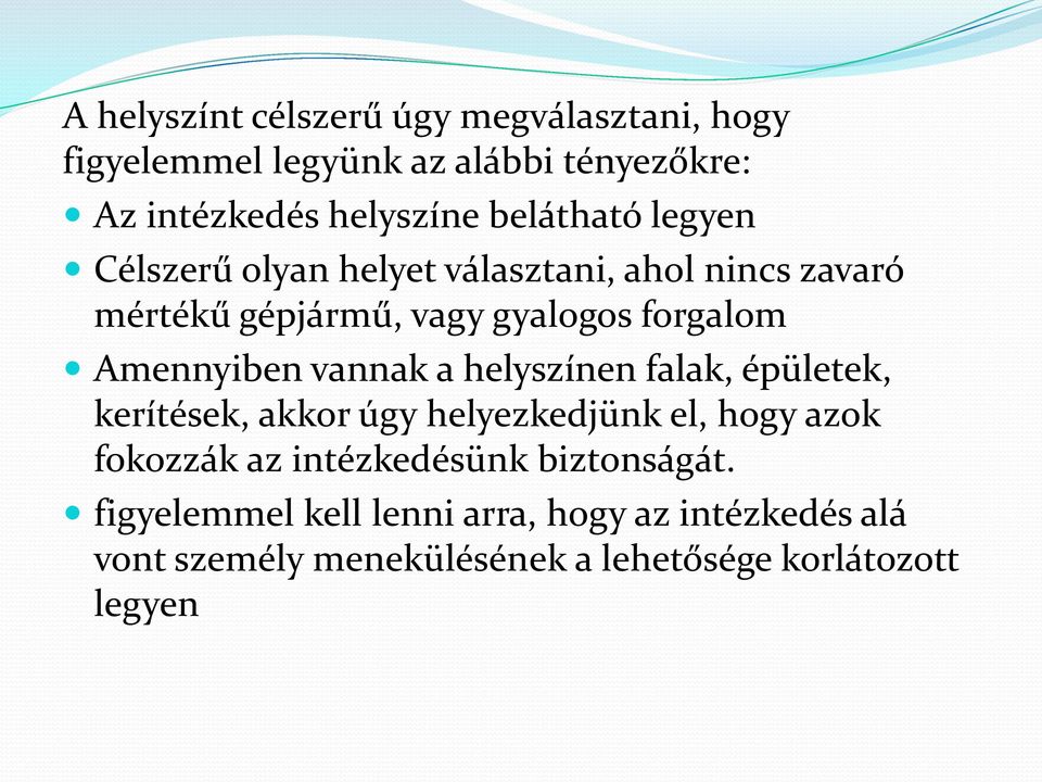 Amennyiben vannak a helyszínen falak, épületek, kerítések, akkor úgy helyezkedjünk el, hogy azok fokozzák az