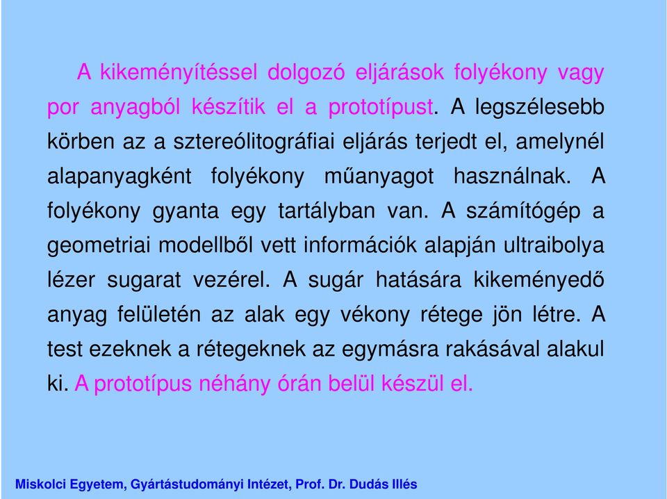 A folyékony gyanta egy tartályban van.