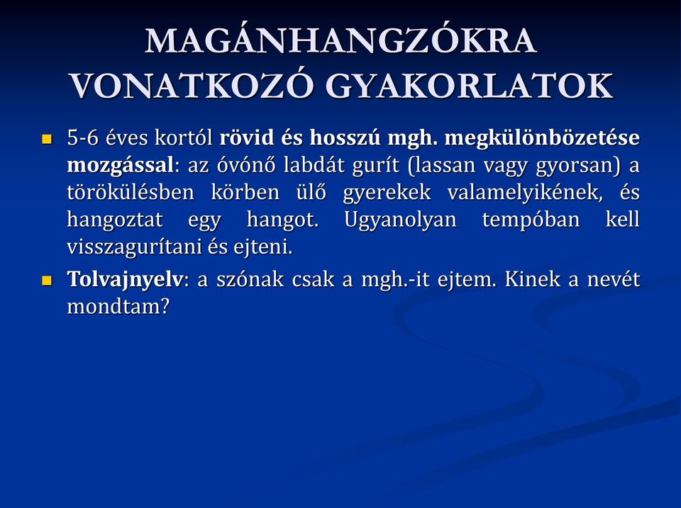 törökülésben körben ülő gyerekek valamelyikének, és hangoztat egy hangot.