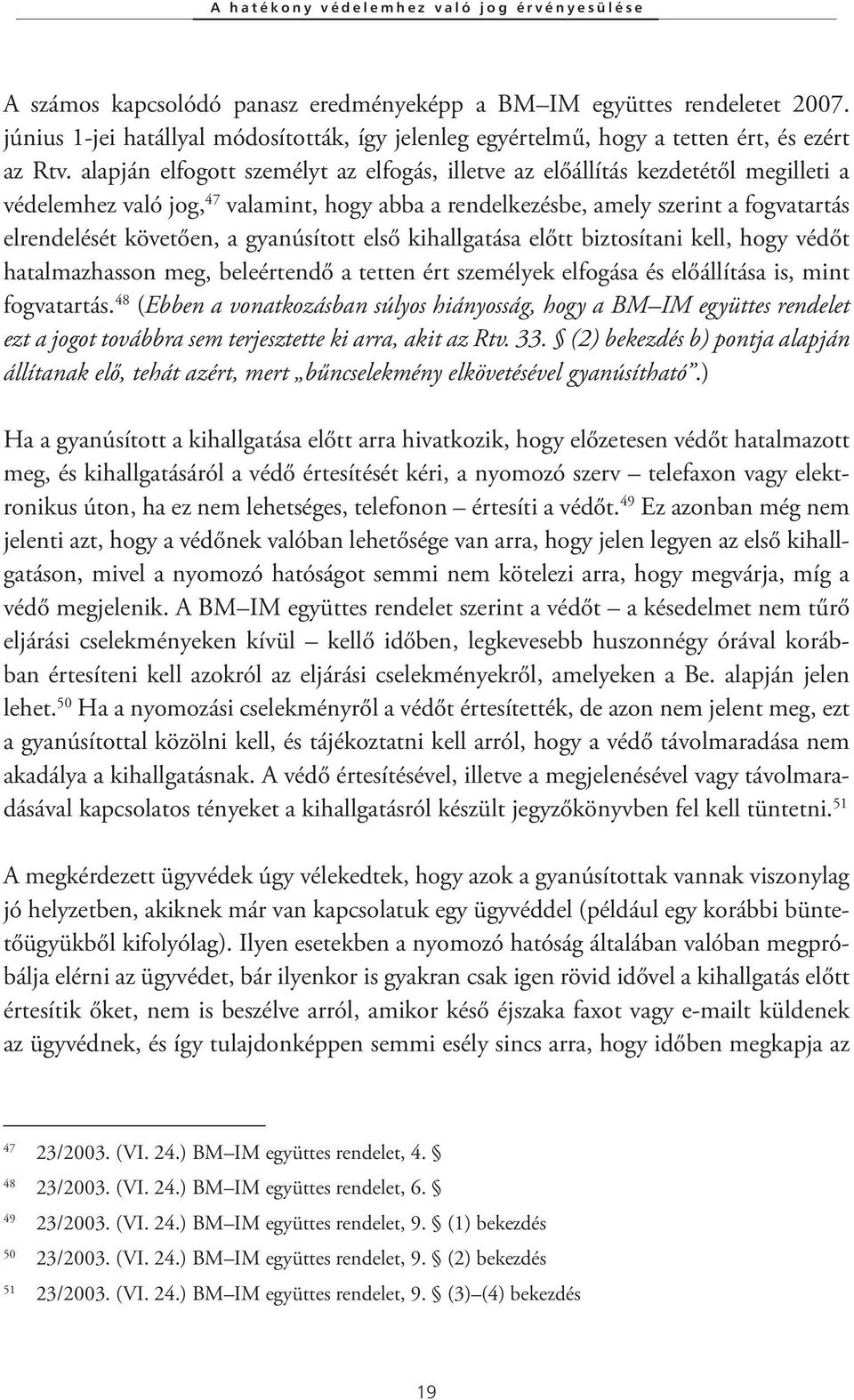 alapján elfogott személyt az elfogás, illetve az előállítás kezdetétől megilleti a védelemhez való jog, 47 valamint, hogy abba a rendelkezésbe, amely szerint a fogvatartás elrendelését követően, a