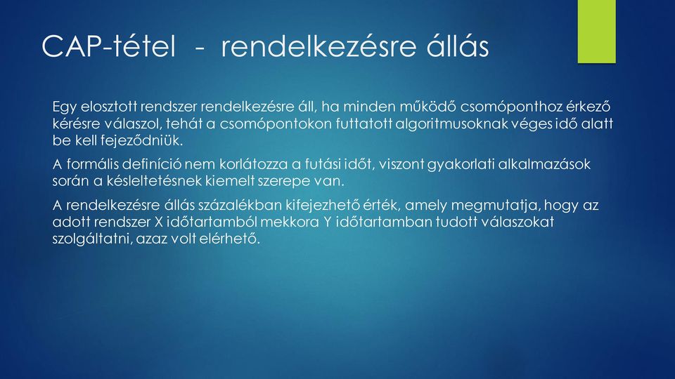 A formális definíció nem korlátozza a futási időt, viszont gyakorlati alkalmazások során a késleltetésnek kiemelt szerepe van.