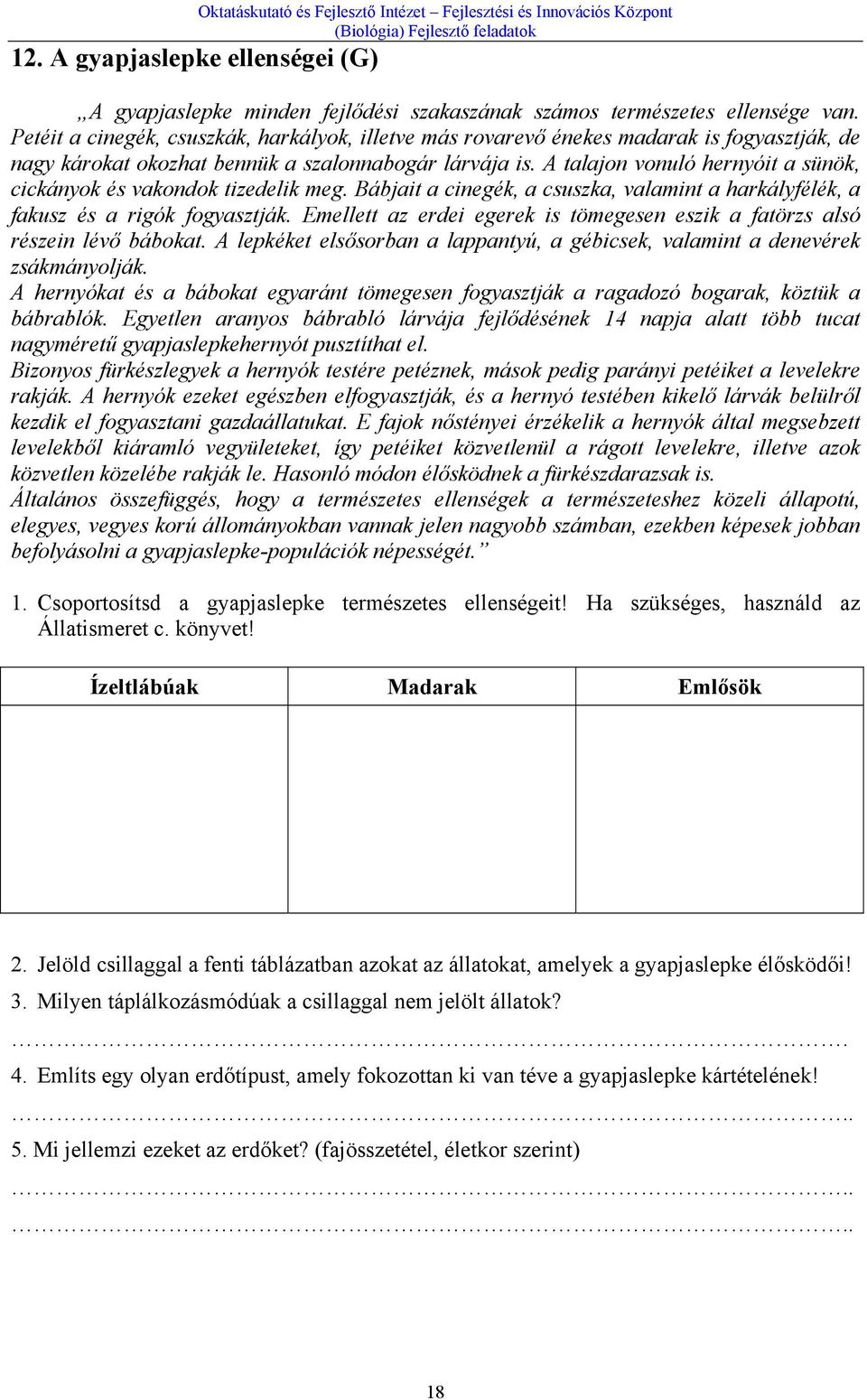 A talajon vonuló hernyóit a sünök, cickányok és vakondok tizedelik meg. Bábjait a cinegék, a csuszka, valamint a harkályfélék, a fakusz és a rigók fogyasztják.