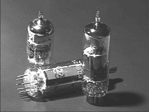 vákuumban mozgatott elektron Elektroncső korszak 1895 Lorenz kimutatta az elektronok létét 1897 Braun az első katódsugárcső 1904 Flemming az