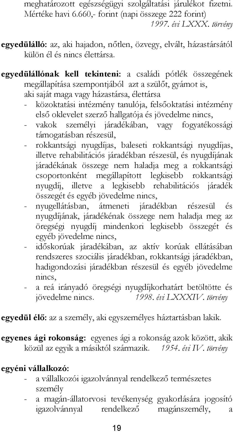 egyedülállónak kell tekinteni: a családi pótlék összegének megállapítása szempontjából azt a szülőt, gyámot is, aki saját maga vagy házastársa, élettársa - közoktatási intézmény tanulója,